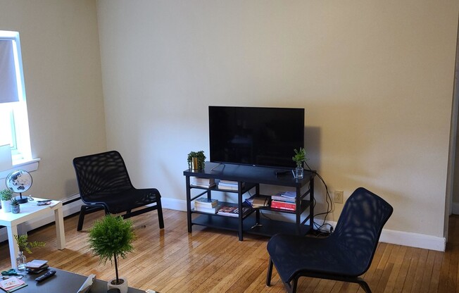 2 beds, 1 bath, $3,050, Unit 7