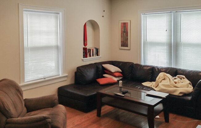 3 beds, 1 bath, 1,240 sqft, $3,550, Unit 1819L-2