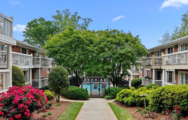 Beautiful 2bd/1ba Condo in VA Highlands w/ Balcony and Pool!!