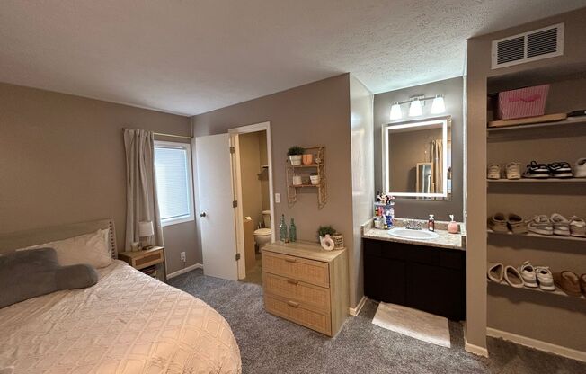 2 beds, 1.5 baths, 680 sqft, $949, Unit 8534