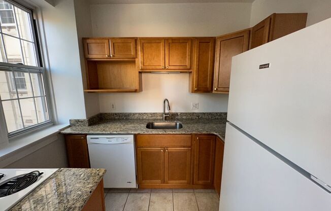 1 bed, 1 bath, 962 sqft, $1,560, Unit New King Edward  503