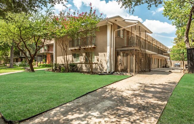 2 Bedroom, 2 Bath Apartment in Munger Place!