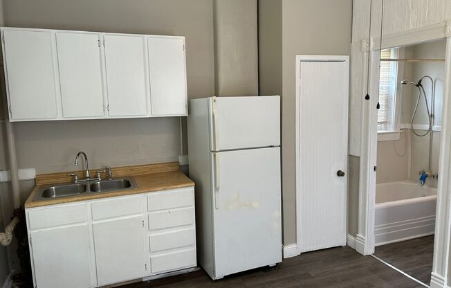 2 beds, 1 bath, $1,295