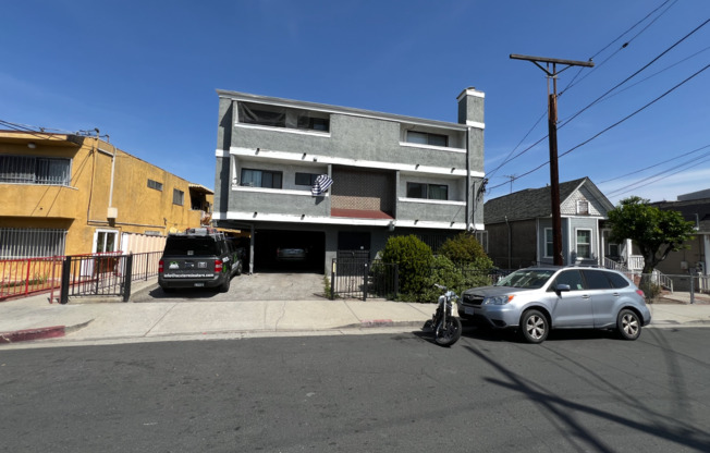 2 Bedroom/1.5 Bath in great location!