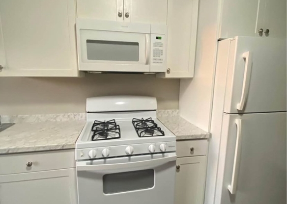 3 beds, 1 bath, 12,500 sqft, $2,800, Unit 3