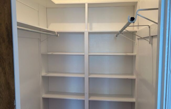 1 bed, 1 bath, 962 sqft, $1,560, Unit New King Edward  208