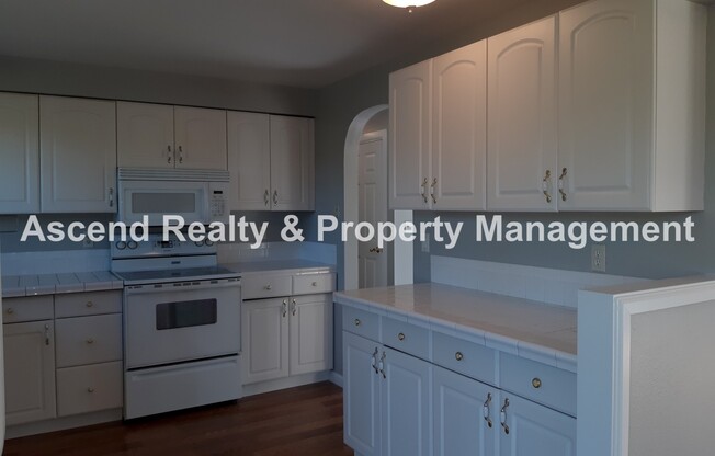 Available NOW & Price Drop! 4 Bed, Fenced Yard, Quick Access to Schools, Outlet Mall, Troutdale Station Food Carts & I84