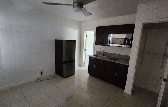 Studio, 1 bath, $750, Unit UNIT 3