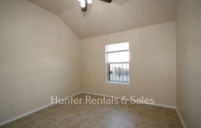 3 beds, 2 baths, $1,295