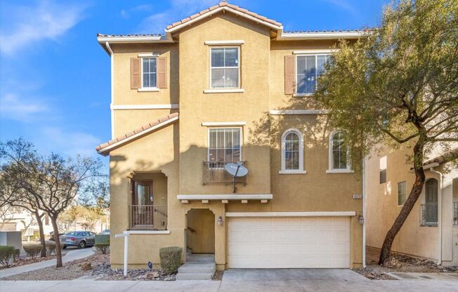 Spacious and Inviting 4-bedroom, Downstairs Bedroom Suite