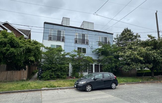 Modern 2018 Townhome with Rooftop Deck Near Green Lake – Prime North Seattle Location!