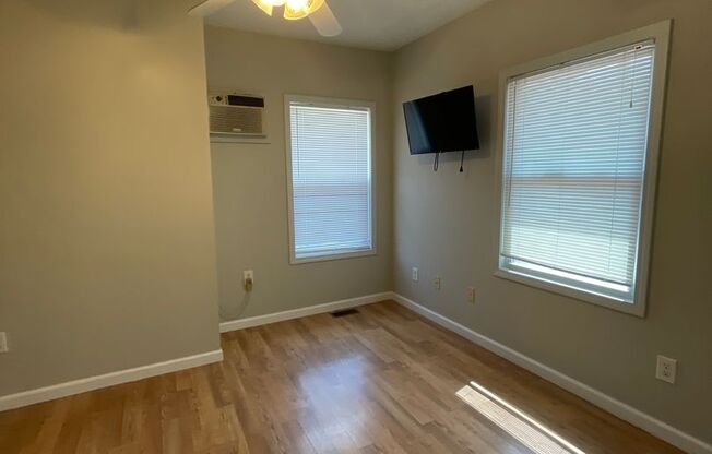 3 beds, 1 bath, $1,695, Unit B