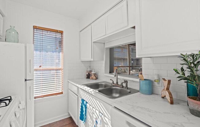 1 bed, 1 bath, 595 sqft, $1,100, Unit #126