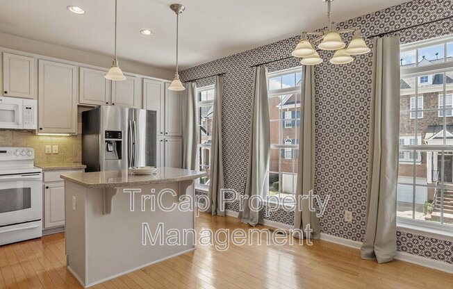 2746 LAURELCHERRY ST