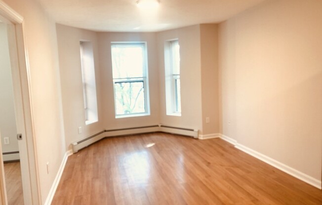 3 beds, 1 bath, $5,400, Unit 4