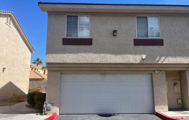 Great 3 Bedroom town Home 2 Car Garage- Near Summerlin