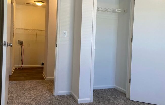 2 beds, 1 bath, 880 sqft, $1,274, Unit 405E
