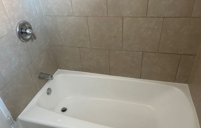 2 beds, 1 bath, 750 sqft, $1,095, Unit B10 1015 12