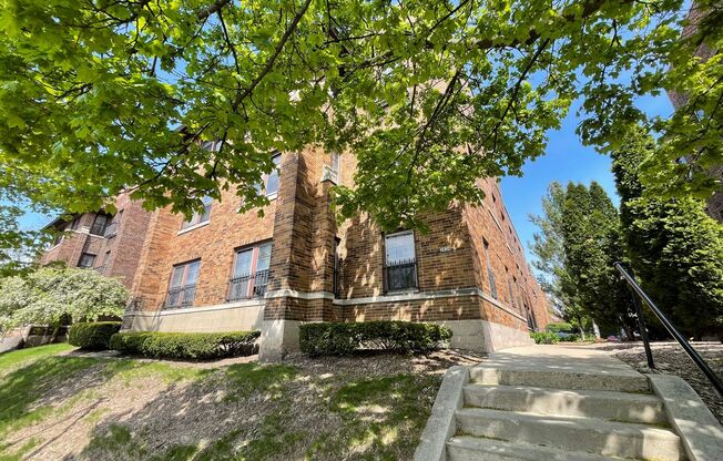 2636 N Oakland Ave