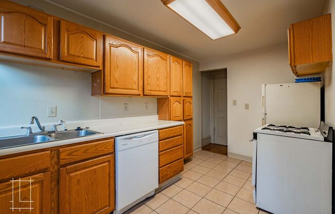 3 beds, 1 bath, $1,800, Unit 1212 Dennison Ave