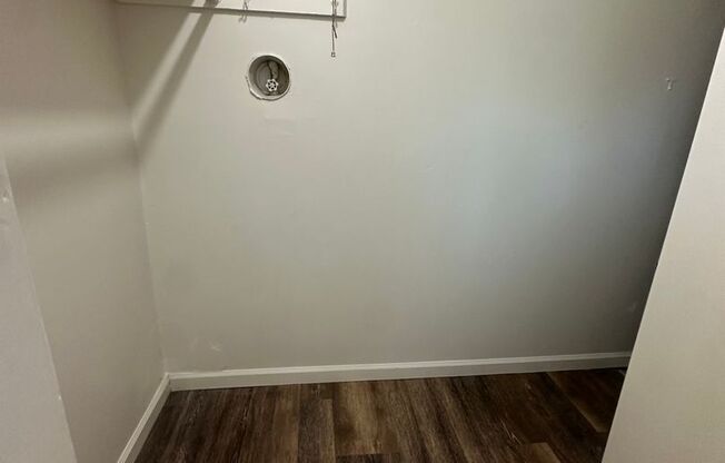 1 bed, 1 bath, 700 sqft, $1,100, Unit 5496-B