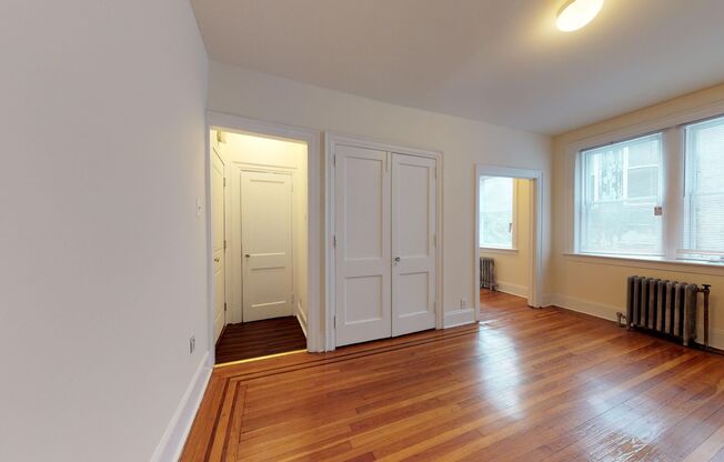 Studio, 1 bath, 296 sqft, $950, Unit 3-J