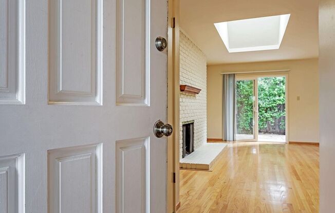 Lovely 2BR 1BA Duplex in Desirable Area in Redwood City