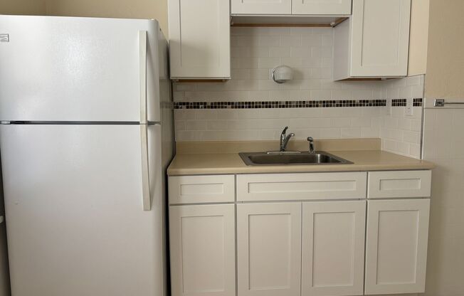 1 bed, 1 bath, 550 sqft, $950, Unit 139 Carmel Rd.