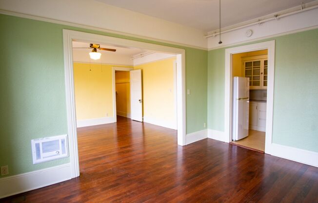 Fantastic Nob Hill Top-Floor 1Bdr with Hardwoods & Cute Built-ins!