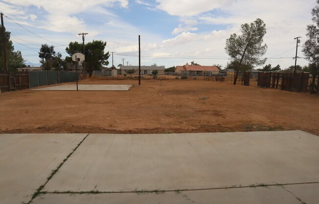 Apple Valley, 3 Bedroom, 2 Bathrooms, 1/2 acre property, Fully fenced