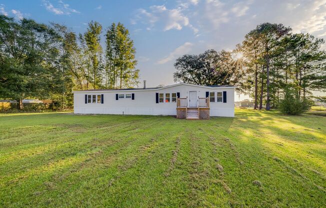 Home tucked away on a private lot in Guyton!