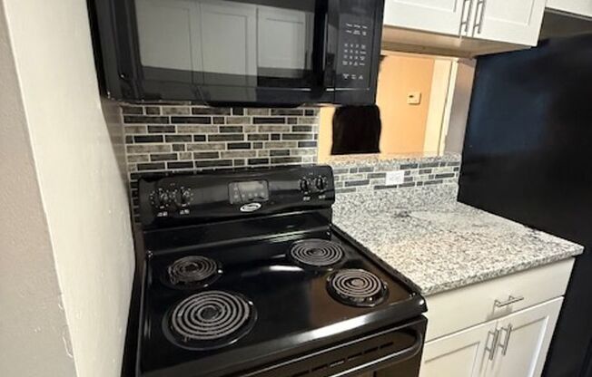 2 beds, 2 baths, 966 sqft, $1,100, Unit 606