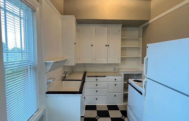 2 beds, 1 bath, $1,795, Unit 202