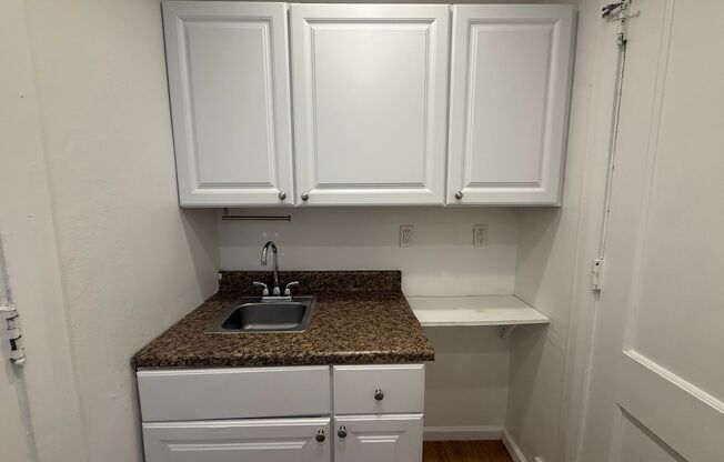 Studio, 1 bath, 295 sqft, $835, Unit Old King Edward 351