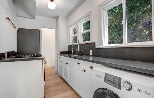 1 Bed / 1 Bath Bungalow Style Apartment in Excellent Virgil Village Location