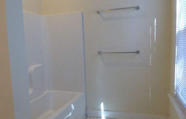 2 beds, 1 bath, $1,300