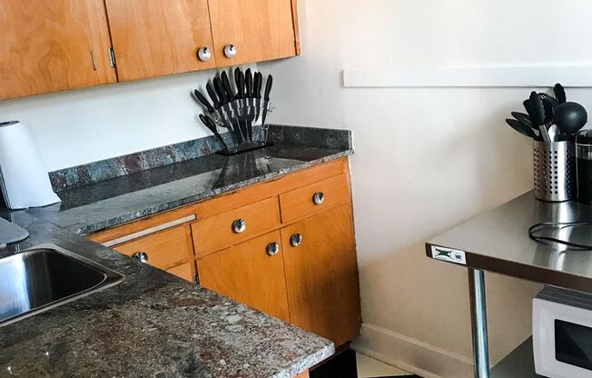 Studio, 1 bath, 320 sqft, $1,325, Unit 211