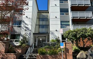 Charming Condo in Northgate with view of Pool!!!