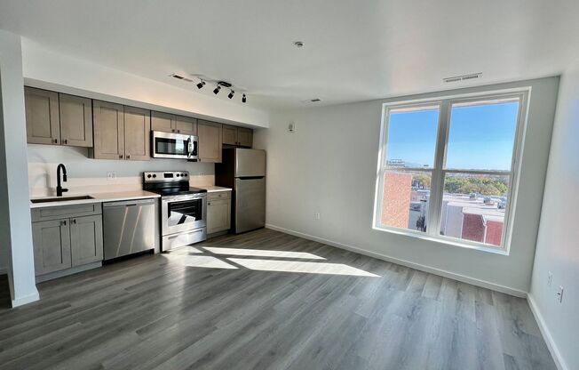 Studio, 1 bath, 450 sqft, $1,348, Unit 404