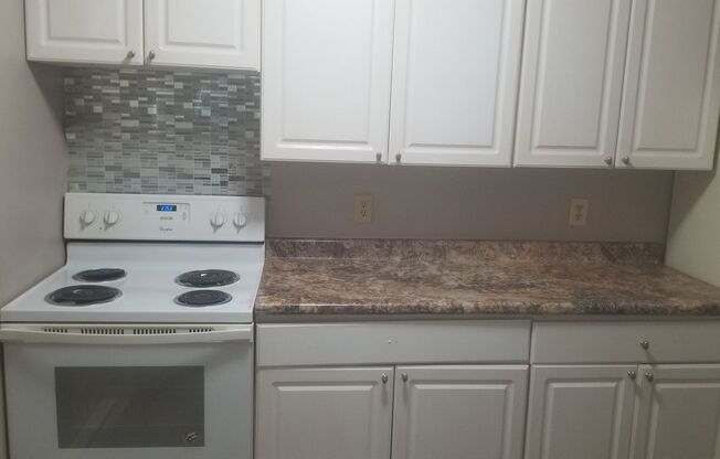 2 beds, 1 bath, 870 sqft, $925, Unit 360 BB10
