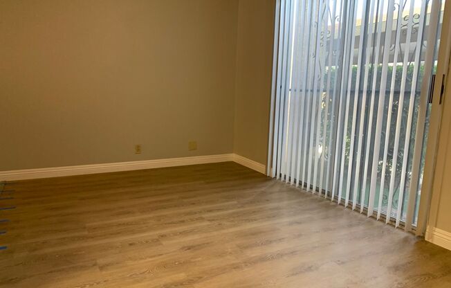 Community Pool and Spa. 2 Story, 2 Bedrooms, All Bedroom upstairs. New remodel kitchen with white cabinets, new sink and faucet, granite countertops, new bathroom granite countertops, new sinks and new faucets. Luxury Vinyl Plank flooring. Easy exit to Th