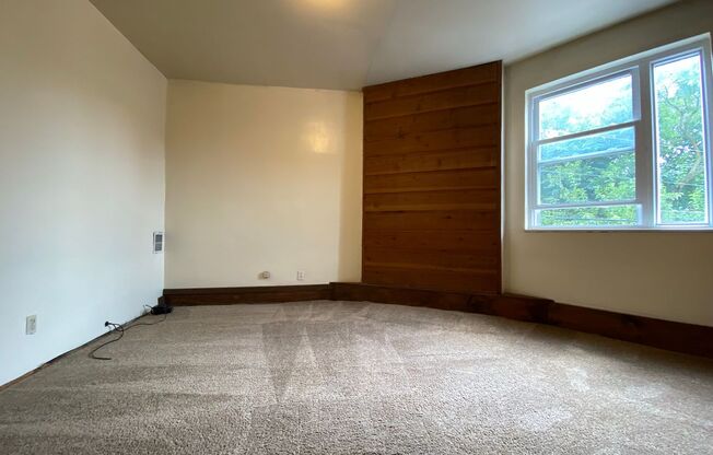 Spacious 1 Bedroom on Bates Street! Close to Pitt & Carlow! Call to Tour Today!!!