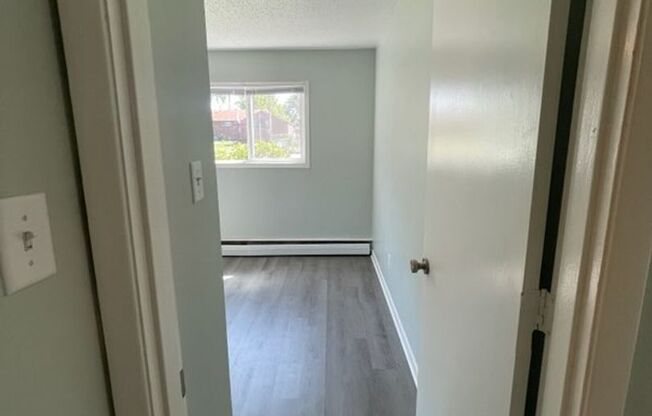 2 beds, 1 bath, $795, Unit 16