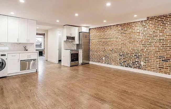 226 E 10 ST