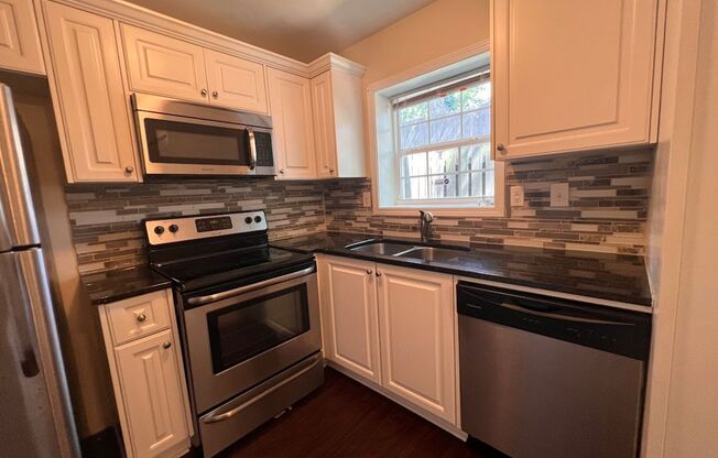 2 beds, 1.5 baths, 1,050 sqft, $995, Unit 35 Trapp Ct.