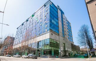 Prime Location in the Heart of the Pearl in Portland!! Washer/ Dryer Included and Secured Garage Parking!!!