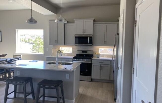 Flying Horse Luxury 4 Bed Townhouse with Mt. Views