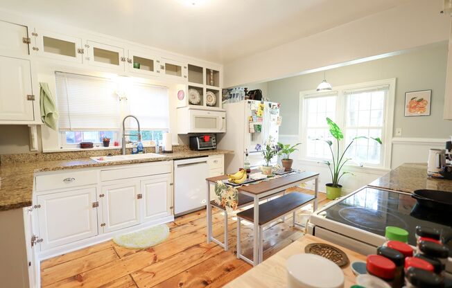 Beautifully Updated 4 bed house w/ fully fenced in yard **