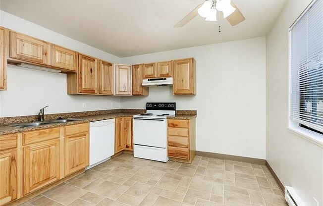Spacious 3 Bedroom Townhouse w/ Rim View next to Rose Park!