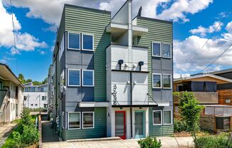 Stylish 2BR Townhome with Rooftop Deck & A/C Near Light Rail
